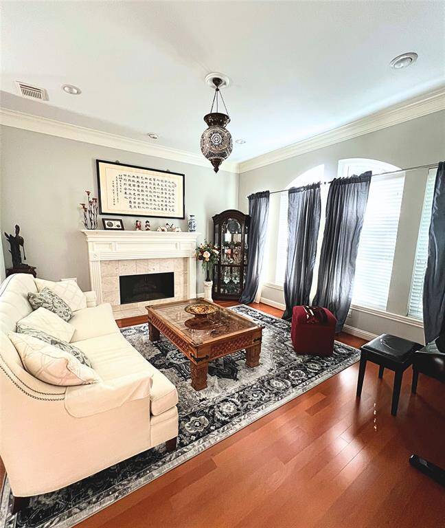 Open concept with living space, breakfast area and kitchen connected together.