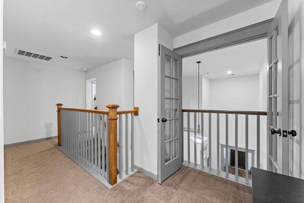 How adorable is this balcony overlooking the entrance!