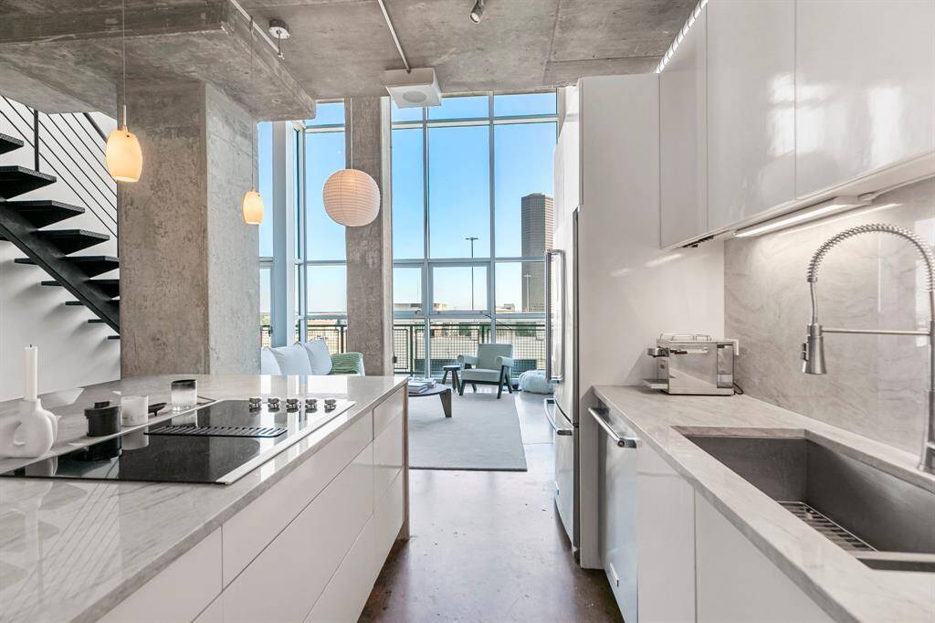 AWESOME 2 bedroom loft has been gorgeously remodeled with sleek and modern updates throughout and offers amazing views of Downtown Houston!