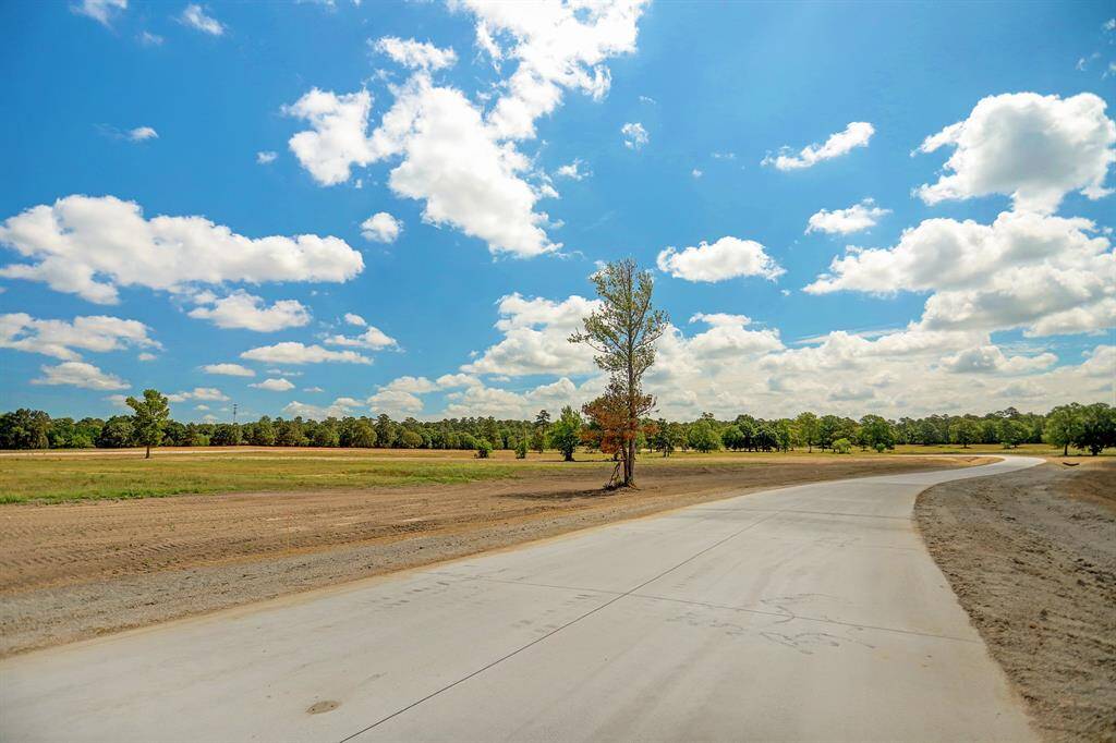 Location provides easy access to 290, 99, Cypress, and Magnolia.