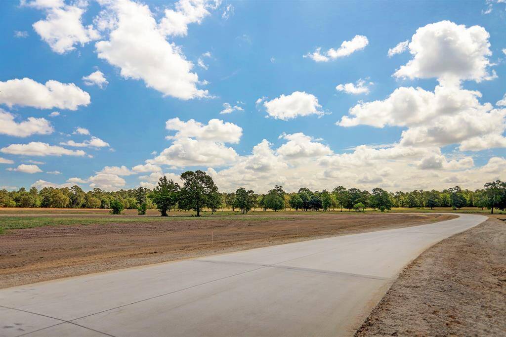 Nearby entertainment and restaurants include Houston Oaks Country Club, Showboat Drive-in Movie Theatre, Neal’s Berry Farm, and more.