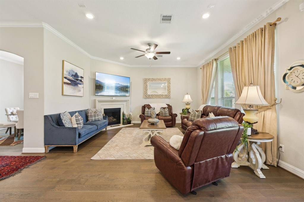 Last look at the gorgeous living room.