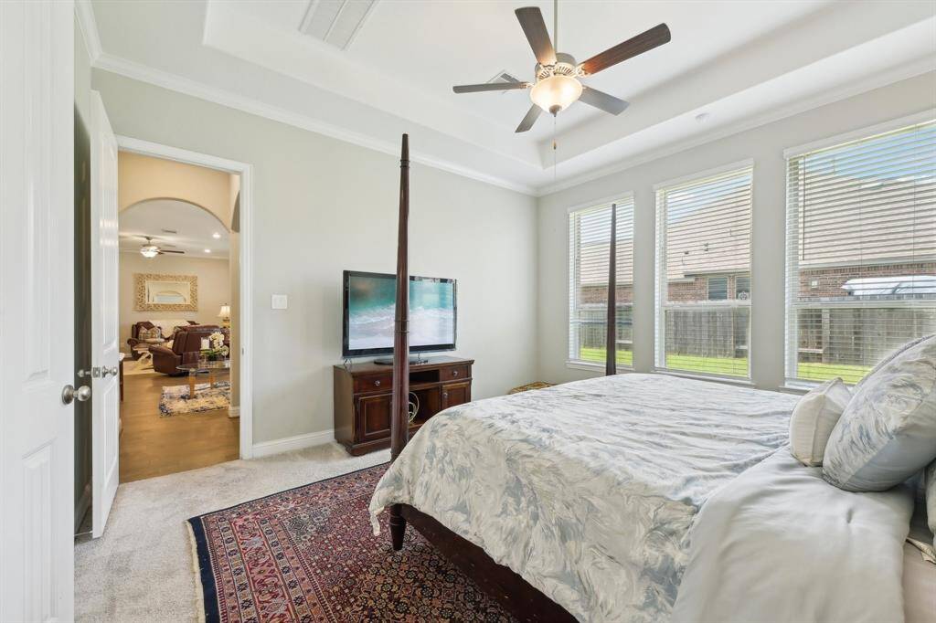High ceilings with a  ceiling fan to keep you cool and comfortable year around.