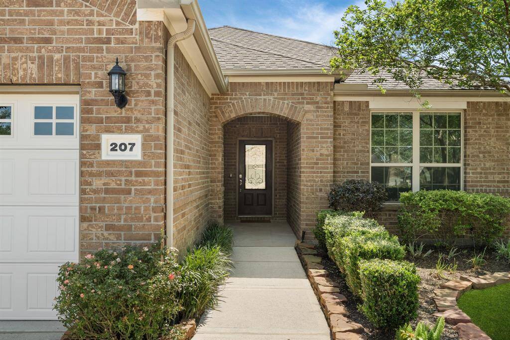 Mocha brown antique brick brings rich character, while the stone paver pathway leads you right to a charming arched entry. The glass front door lets the sunshine pour into the foyer—welcoming you in with a bright hello!