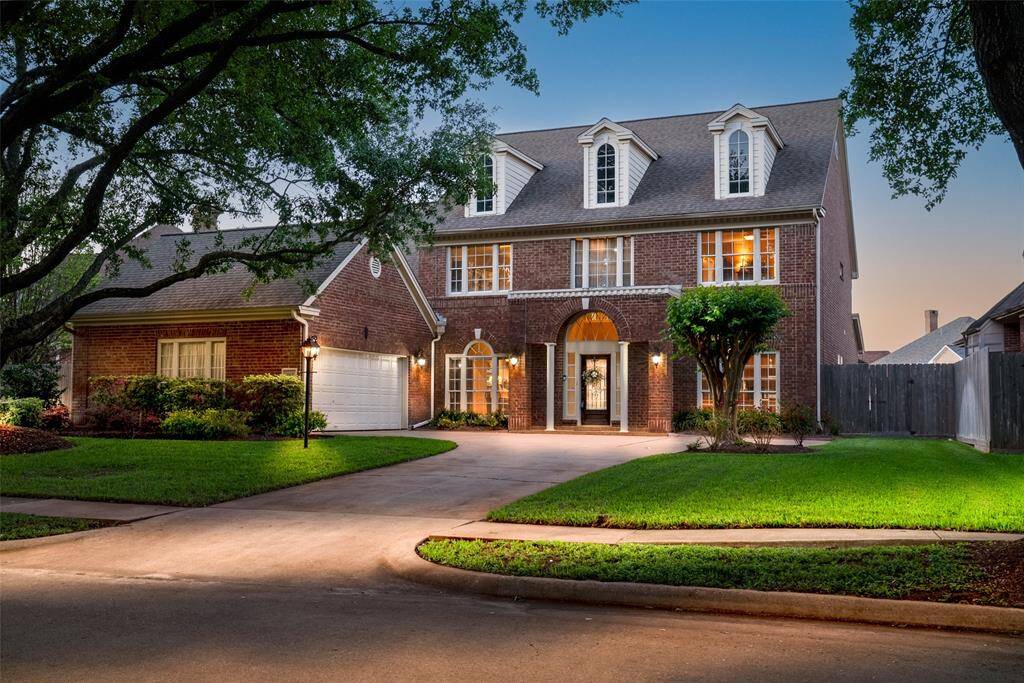 Gorgeous Two-story Brick Home with a Beautiful Design in Sugar Lands