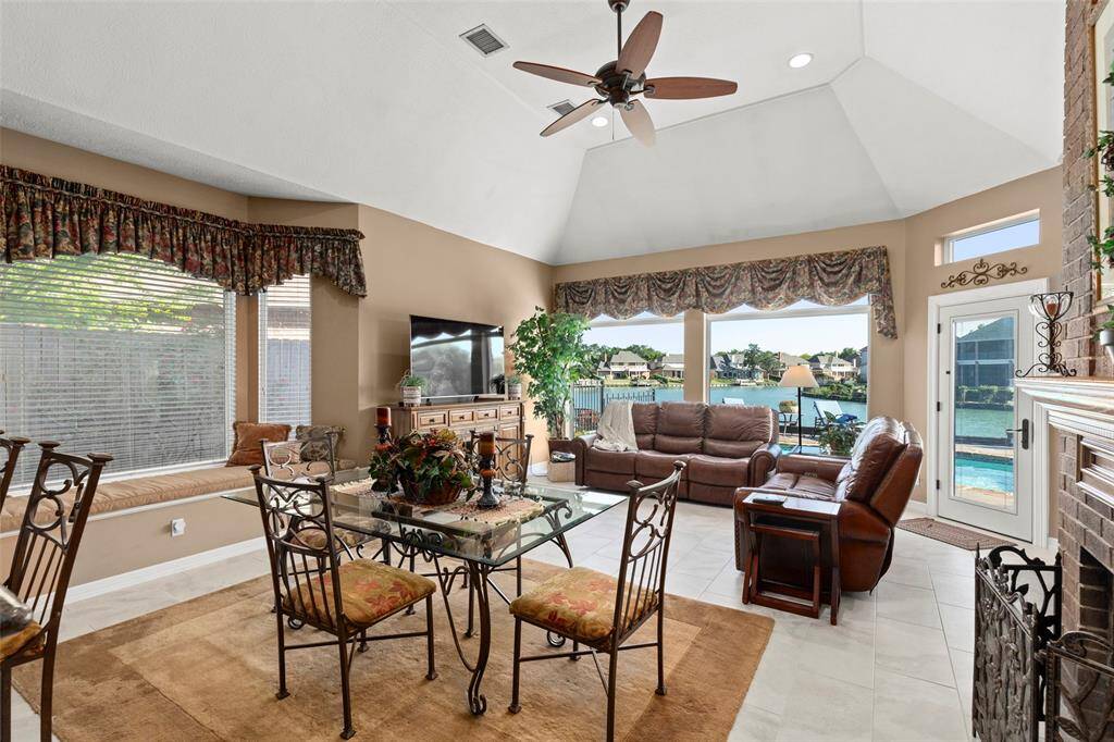 Elegant Breakfast Room to Enjoy Quiet Mornings