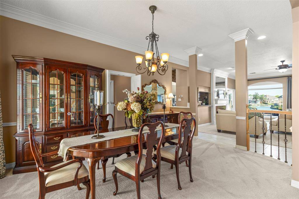 Elegant Dining Room to Enjoy Meals with your Family.