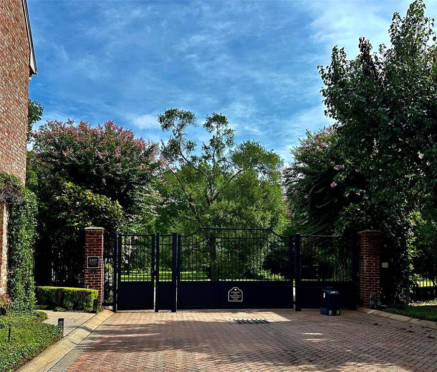 Wynden Crescent Court exit gate