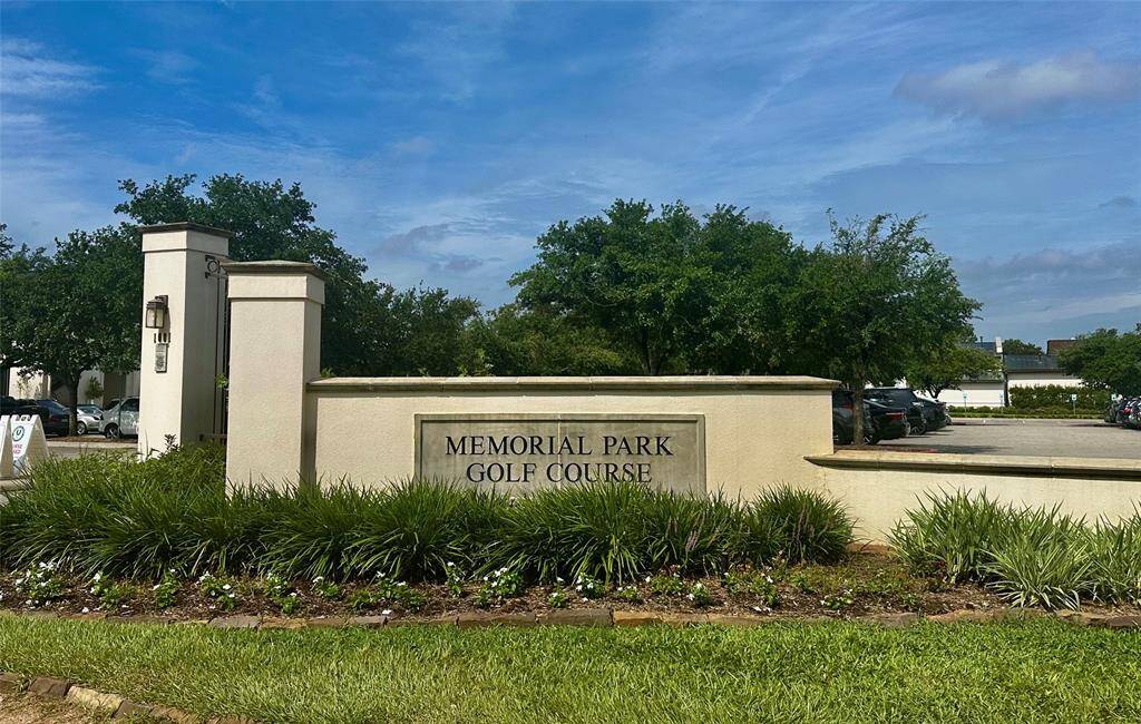 Neighboring Memorial Park features golf, tennis, bike & hike trails, sports fields and leisure areas