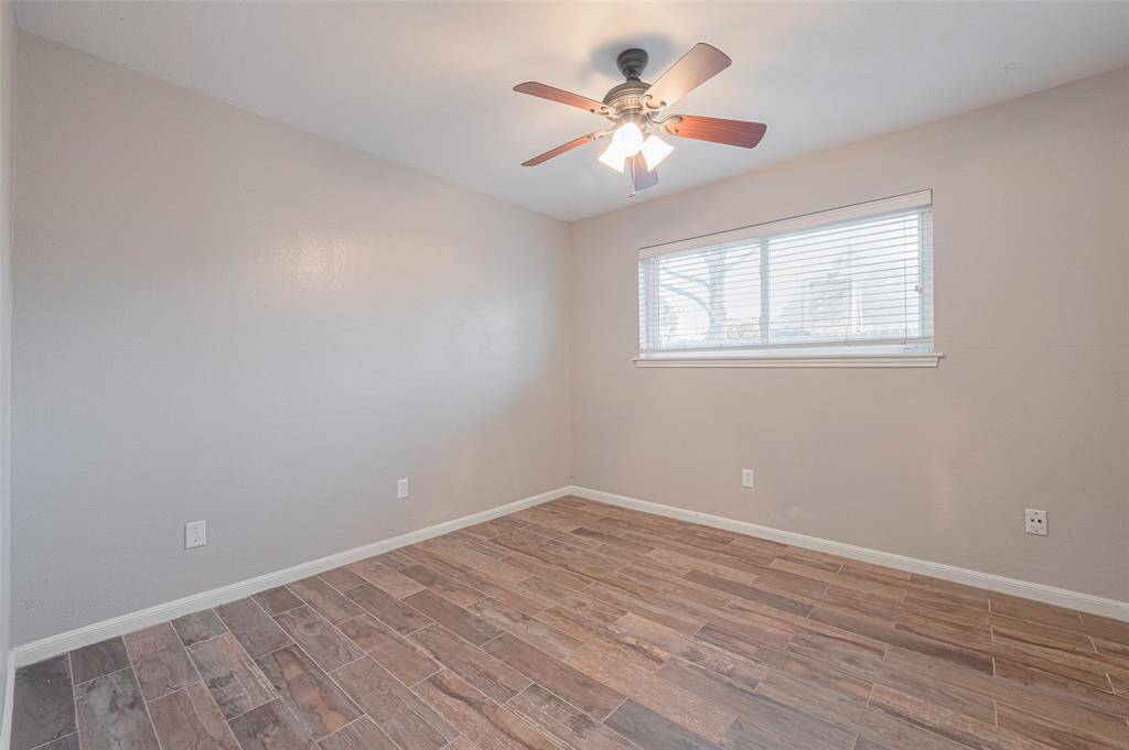 Secondary bedroom.