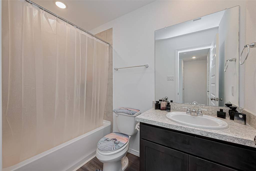 Full Bathroom 1