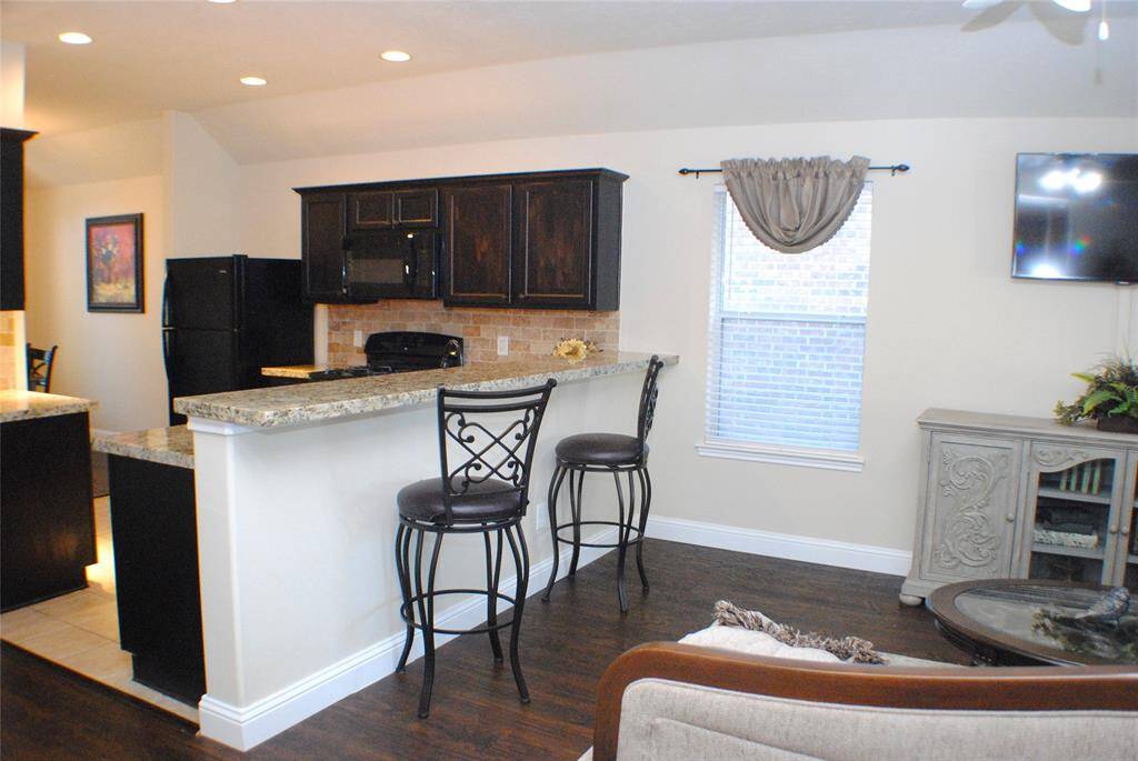 Handy breakfast bar for informal dining