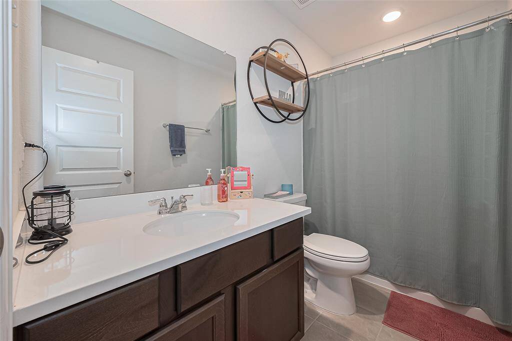 Full Size Bathroom