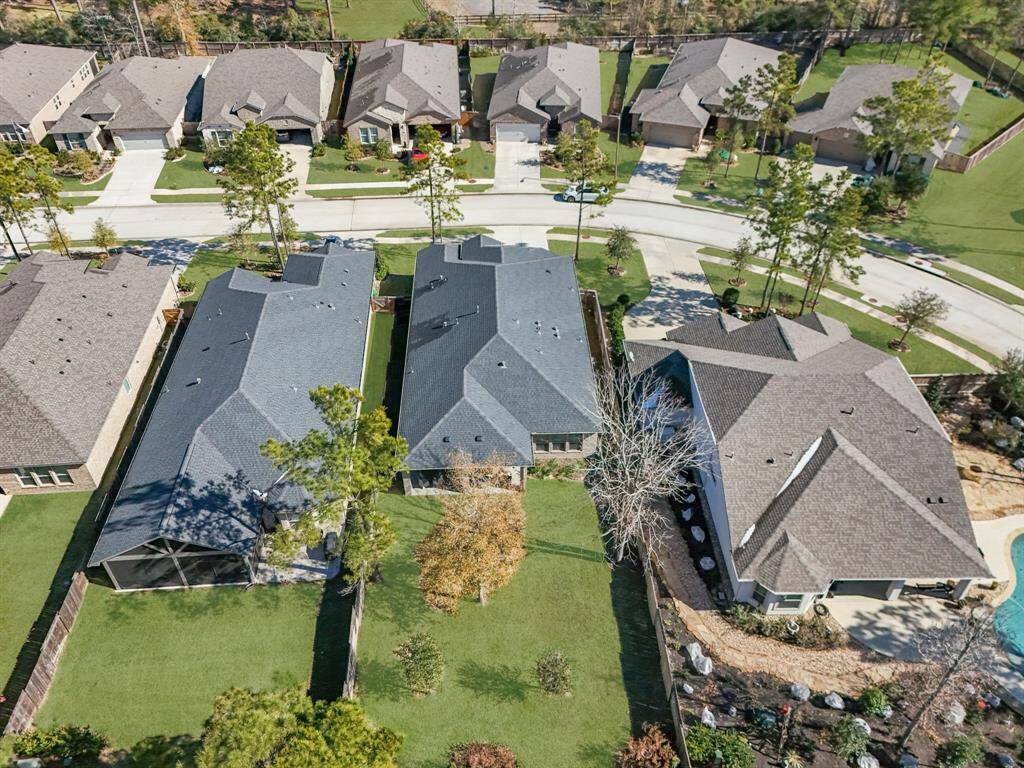 219 N Wild Petunia Trail-a great location with some of the best neighbors in this vibrant 55+ community. You can be as involved as you want to be with daily activities with Bonterra and Woodforest.