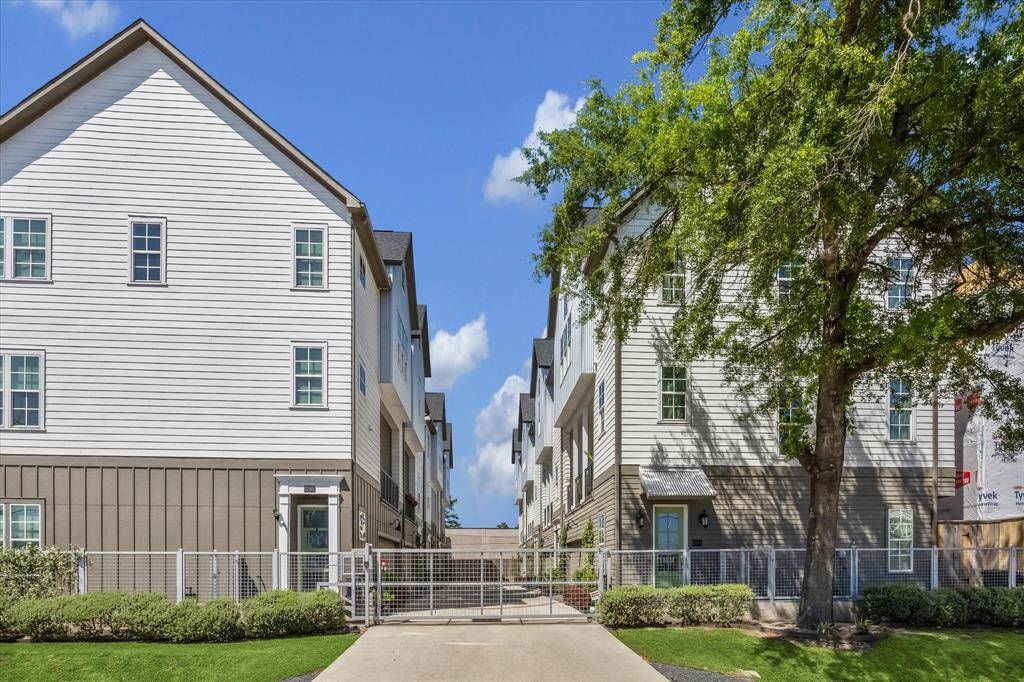 Tucked inside a small, gated community, this home offers both privacy and convenience in a prime location. Just minutes from Oak Forest Park, the White Oak Bayou Trail, and other local favorites, you’ll love being close to everything from craft cocktails on a sunny patio to family & pet friendly events at nearby parks.
