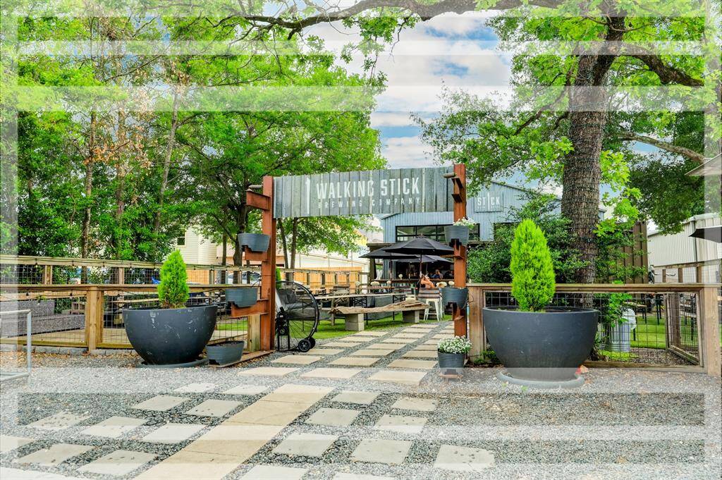 Enjoy living minutes away from local hot spots and restaurants such as Walking Stick Brewery, D'Alba, Crow Bar, Plonk Wine Bar, and so many more!!!