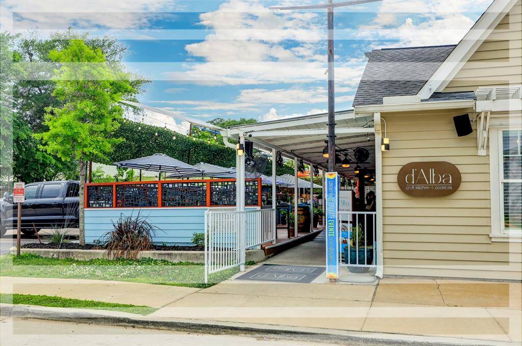 Enjoy living minutes away from local hot spots and restaurants such as Walking Stick Brewery, D'Alba, Crow Bar, Plonk Wine Bar, and so many more!!!