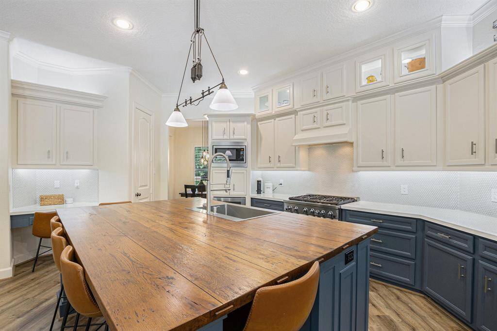 Other Amenities include a walk-in pantry, a study nook, and a gas cooktop!
