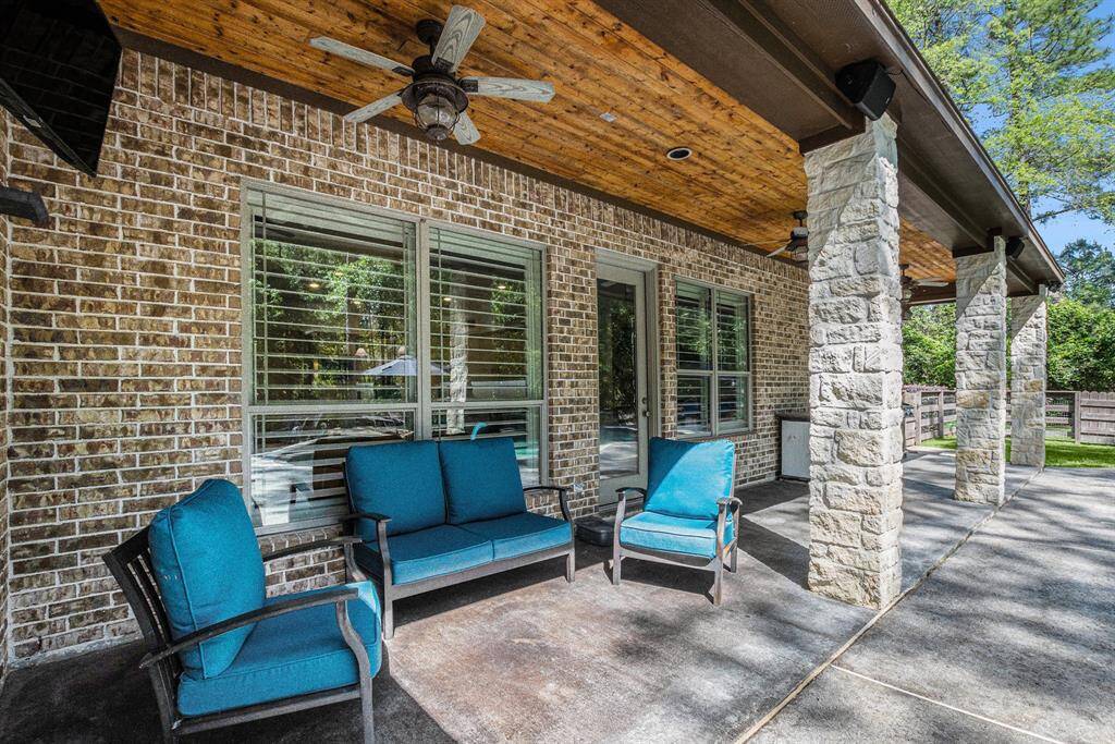 Amazing covered patio that is perfect for relaxing or entertaining!