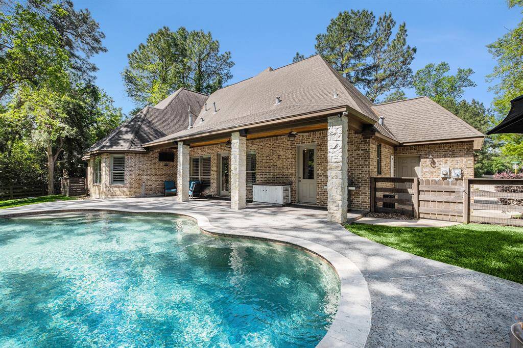 Full view of this dream backyard!