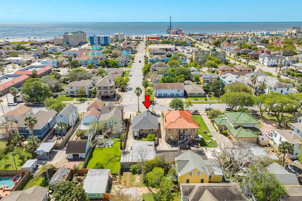 The home is approximately 3 blocks from Seawall Blvd down 24th St as you can see. 1/2 block around the corner is famed Rosenberg Ave, route of the Mardi Gras Parade, so pull up a seat & enjoy the show!