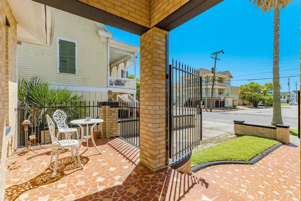 Fantastic front porch to enjoy the breezes off of the beach and take in the pulse of the city.