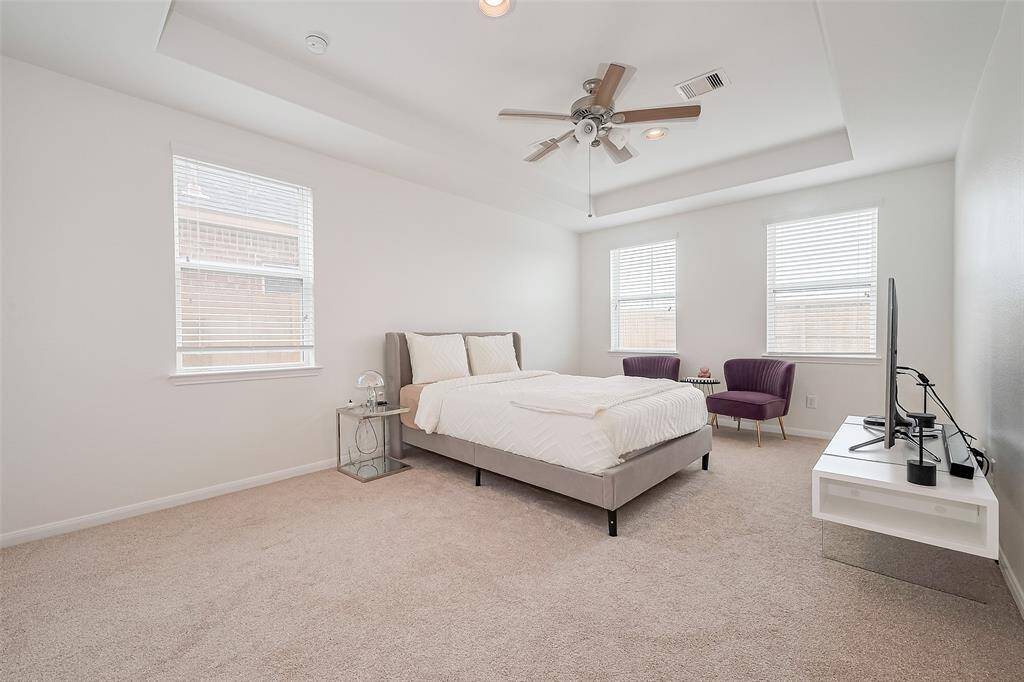 Welcome to the main bedroom on the first floor!! The windows allow the entry of natural light, fostering a luminous and spacious ambiance.