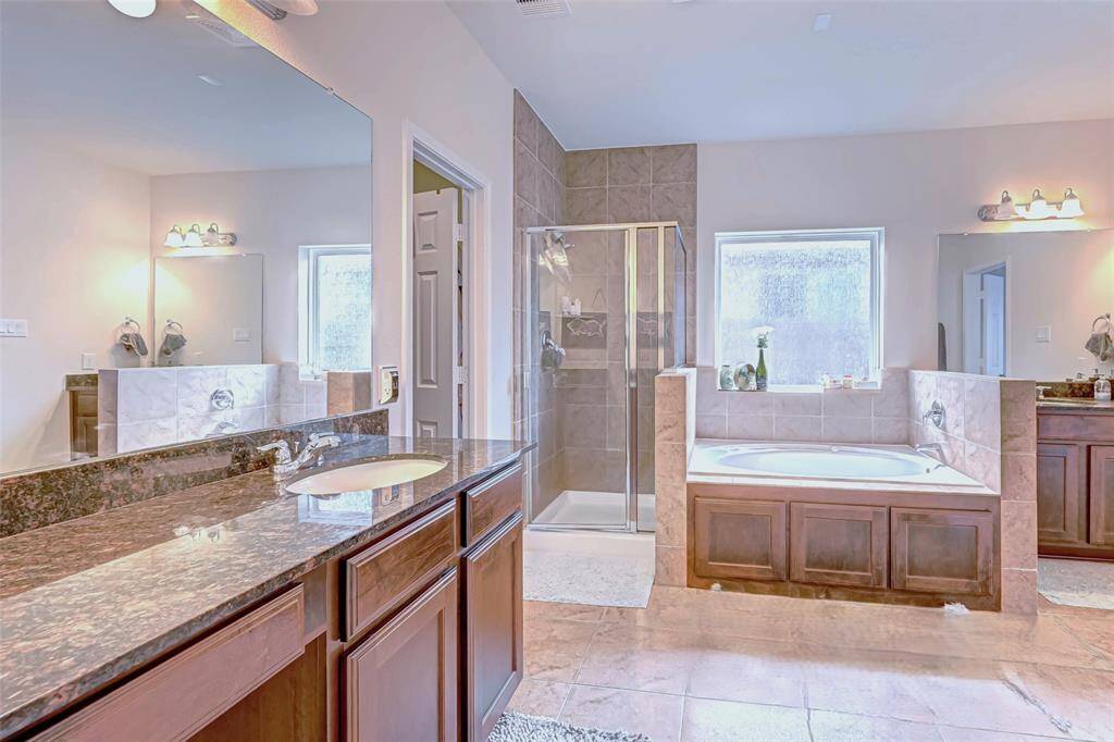 Look at this, it's perfect for unwinding after a long day. You will have the choice between a relaxing long soak in the tub or an invigorating shower.