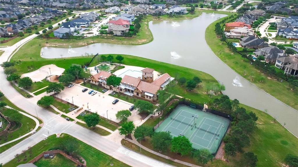 The house is walking distance to world-class amenities including 2 pools, tennis courts, gym, soccer and volleyball camps, sparkling lakes with walking trails, and more!!!