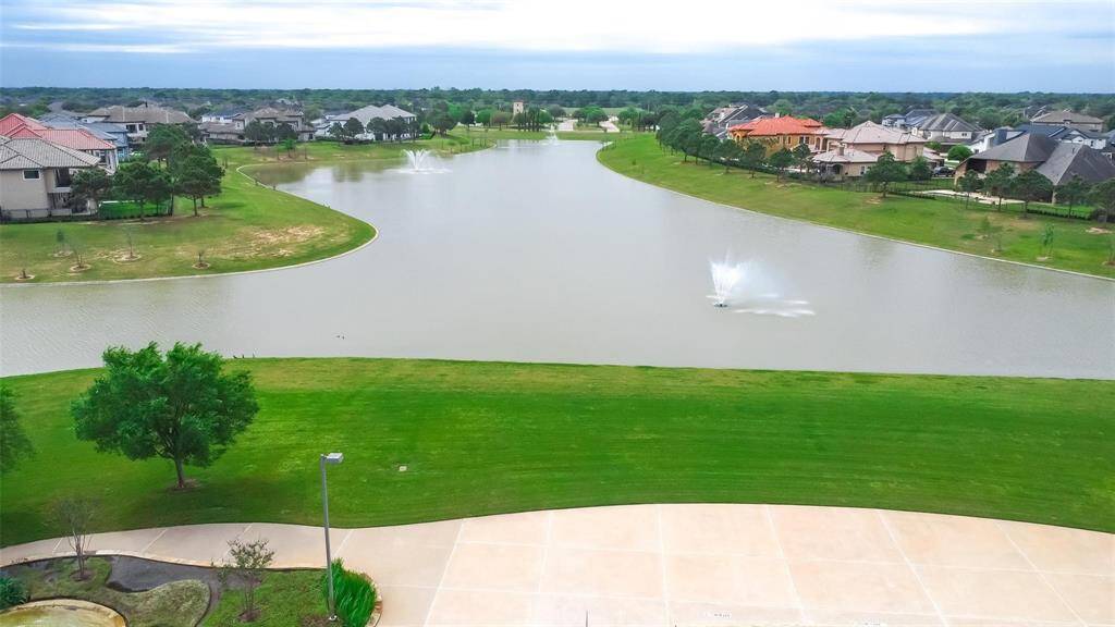 Lakes of Bella Terra has several lakes to honor its name.