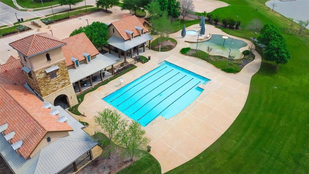 The community pool and splashpads will be the joy of the summers!!!