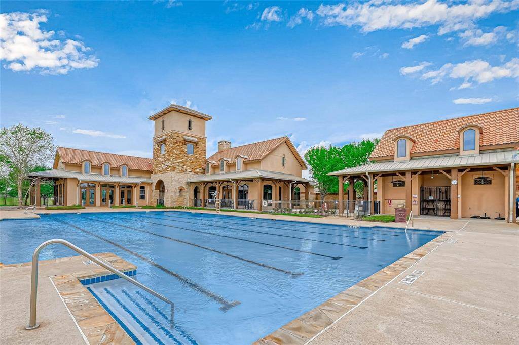 Take a closer look at the club house and just one of multiple pools Lakes of Bella Terra has to offer. Don't you want to jump right in?