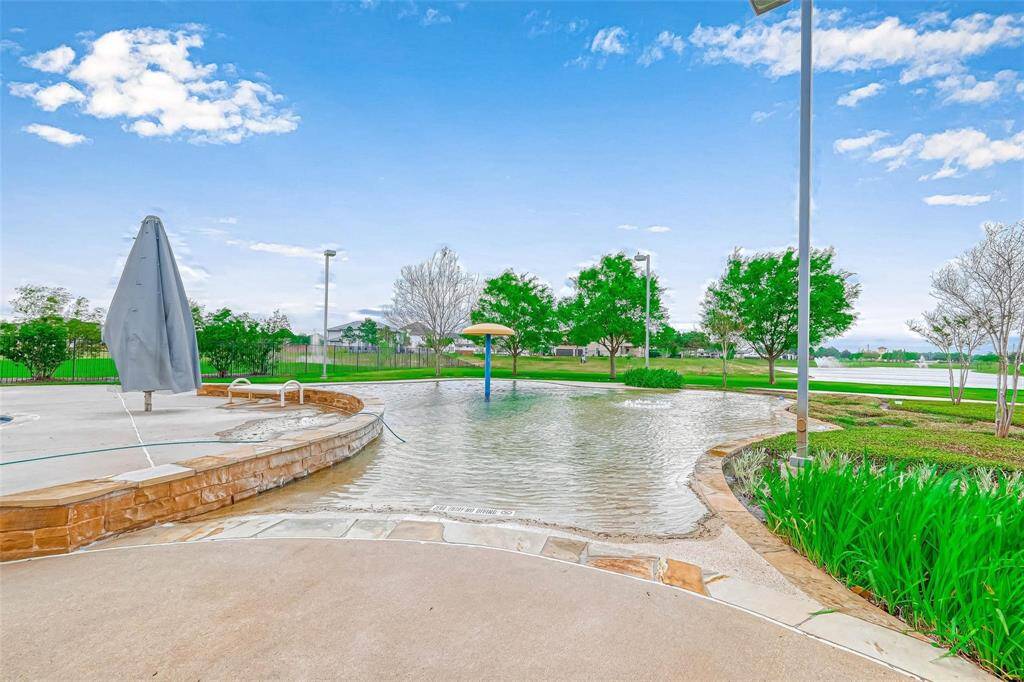 This community even has amenities the little ones with love, including multiple parks, and a splash pad for warm summer days.