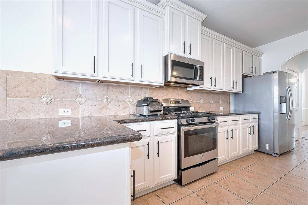 Welcome to the heart of the home, where culinary creativity and conviviality converge: the kitchen.