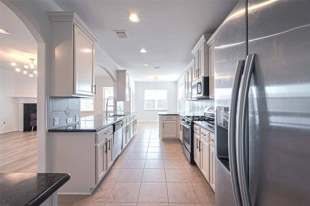 Stainless steel appliances in the recently painted kitchen, you will enjoy to be here!