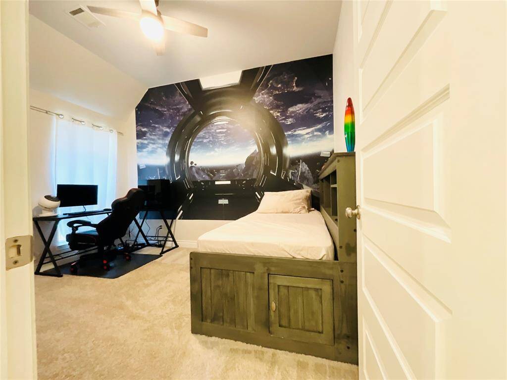 Bedroom with Beautiful Mural.