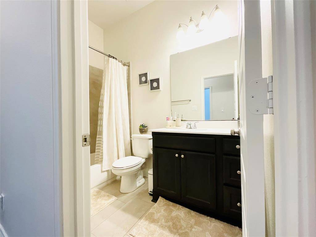 Secondary Full Bathroom.