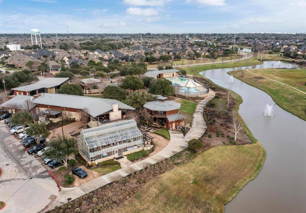Amazing Amenity Center where you’ll find a resort style pool, additional lap pool, fitness center, park, greenhouse, treehouse and a neighborhood restaurant!