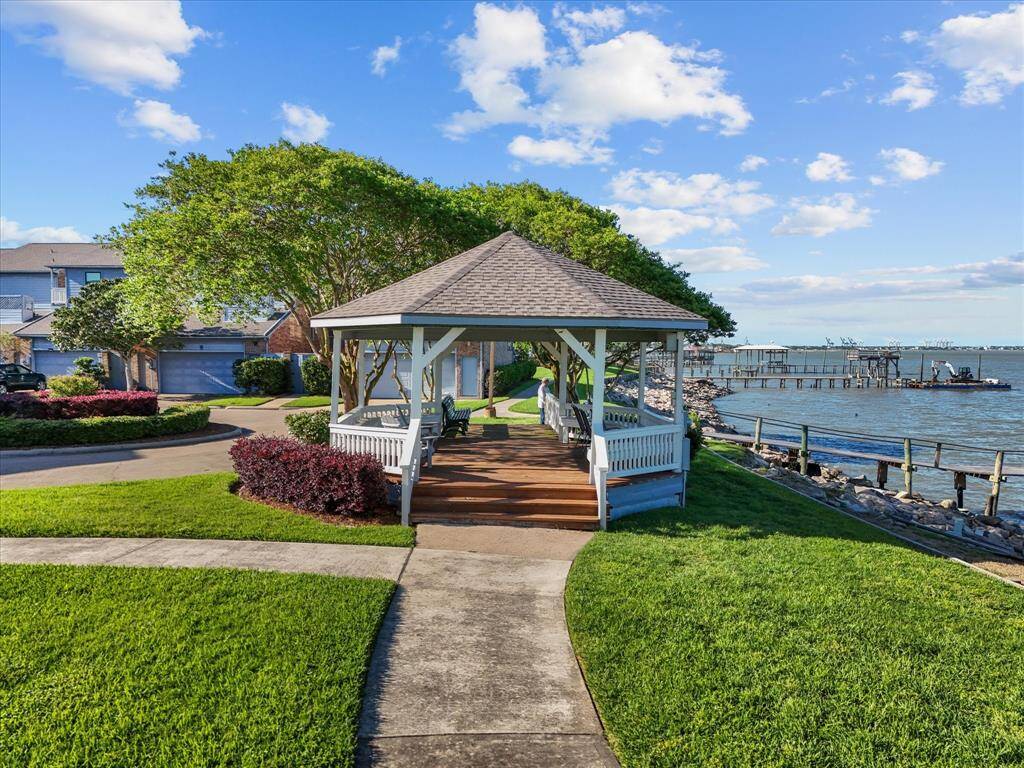 Fishing pier and gazebo for all residents