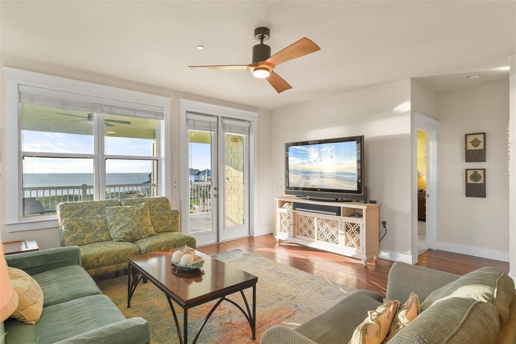 . Notice the designer 3-blade ceiling fan. See the 3D tour for a more in depth look at the condo.