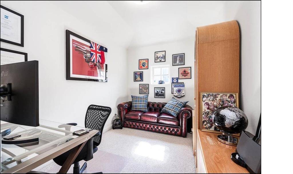 Spacious and private top-floor office – ideal for remote work, creativity, or a quiet escape.