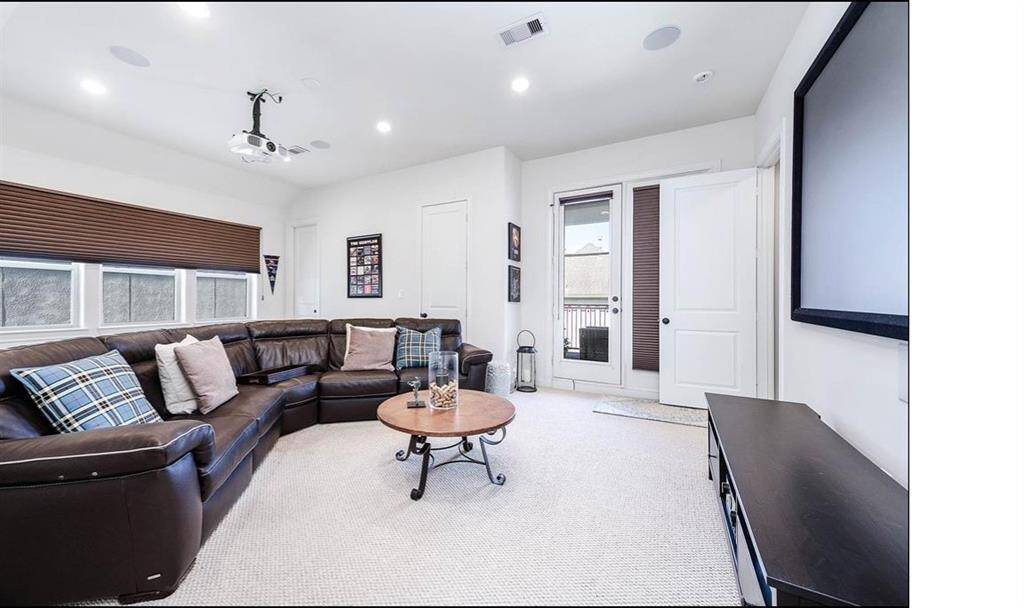 Spacious top floor versatile room with direct access to a rooftop balcony terrace.