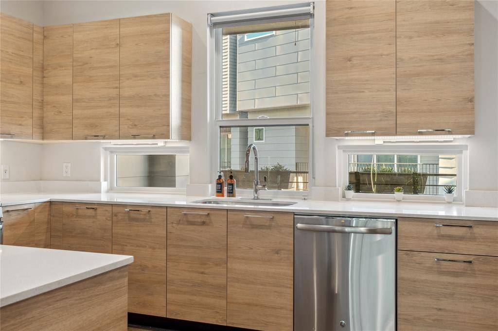 The upper cabinets provide ample storage for dishes, glassware, and pantry essentials, while the lower cabinets and drawers offer convenient space for pots, pans, and kitchen tools.