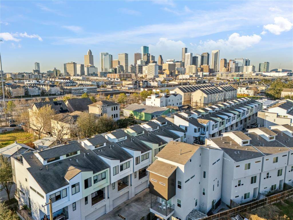 he home’s prime location places it within minutes of top dining, entertainment, and business districts, making it ideal for urban living.