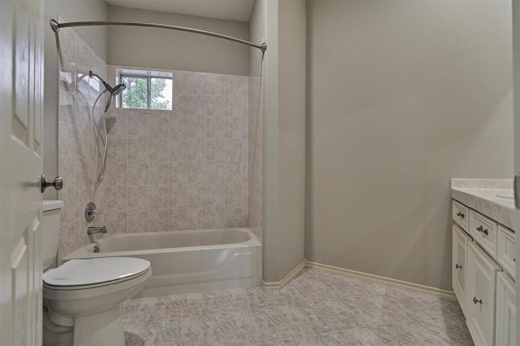 Another view of the en-suite bath reveals a combination tub and shower.