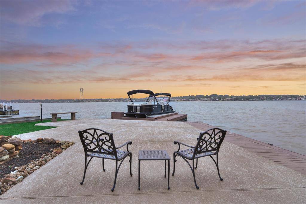 This spot is absolutely perfect for savoring peaceful early mornings and relaxing evenings by the lake—an ideal setting to unwind and take in the tranquil views.
