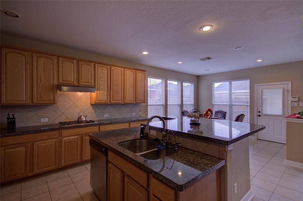 Large Island for Meal Prep, Serving & Breakfast Bar