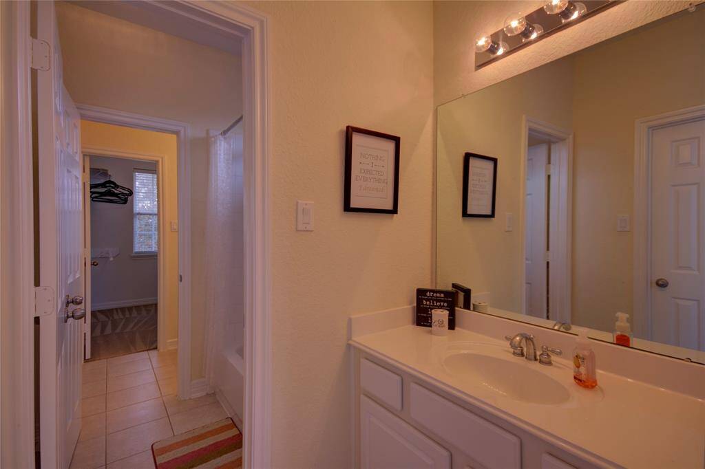 Jack & Jill Bathroom (Upstairs)