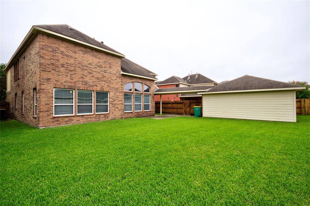 Spacious Backyard! (Old Roof depicted)
