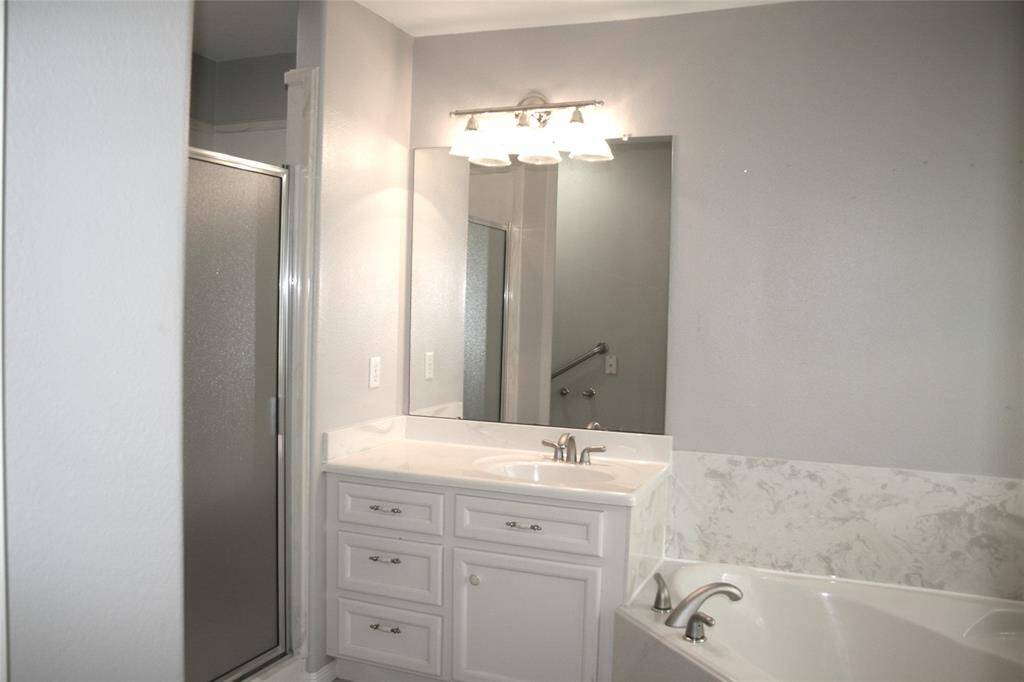 Master bath w/dual vanities, jacuzzi tub and sep. shower